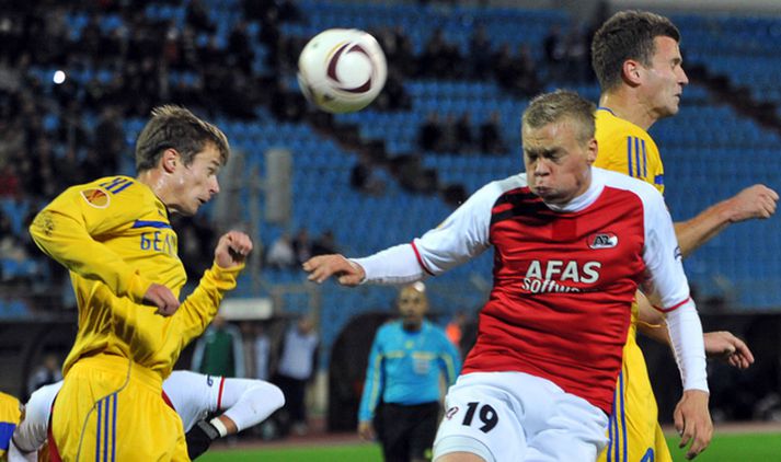 Pavel Nekhaychik, til vinstri, í baráttu við Kolbein Sigþórsson í leik BATE Borisov og AZ Alkmaar í Evrópudeild UEFA síðastliðið haust.