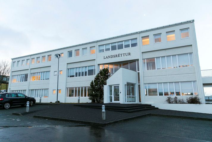 Landsréttur er staðsettur í vesturbæ Kópavogs.