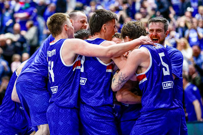 Elvar Már Friðriksson sést hér umkringdur liðsfélögum sínum í leikslok.