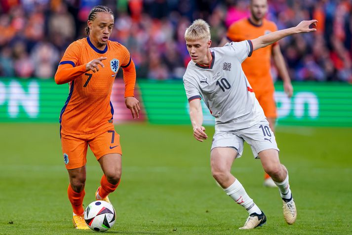Hákon Arnar eltir Xavi Simons, einn af markaskorurum Hollands í kvöld.