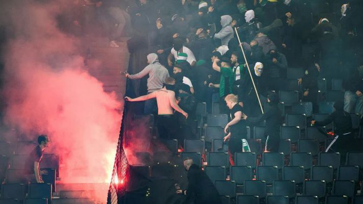 Stuðningsmenn Hammarby áður en öryggisgirðing á milli þeirra og stuðningsmanna AIK var brotin niður.