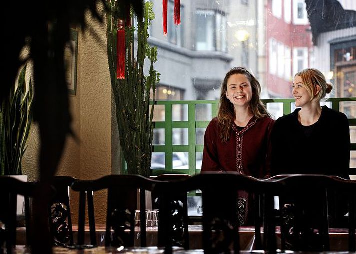 Önnum kafnar Margrét og Harpa Fönn hafa í mörgu að snúast í nýstofnuðu fyrirtæki sínu, en þær gefa út bók og undirbúa myndlistarsýningu auk þess sem þær halda saumaklúbbakynningar á myndlist.Fréttablaðið/Valli