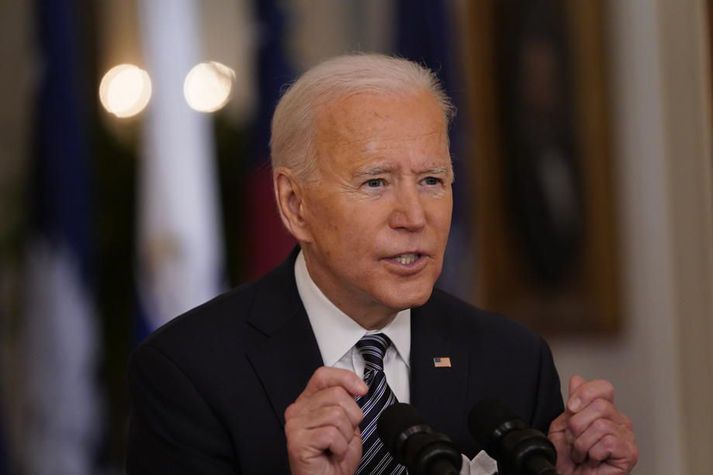 Biden skaut á Trump þegar hann sagði að veirunni hefði fyrst verið mætt með þögn og afneitun, sem hefði kostað marga lífið.