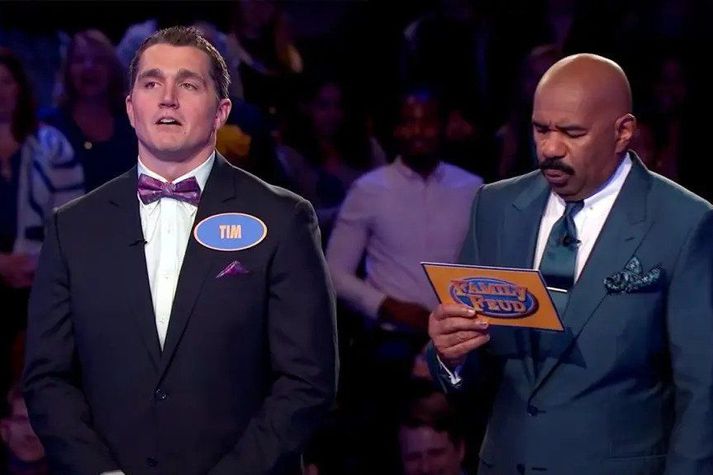 Timothy Bliefnick keppti í Family Feud árið 2019 og grínaðist með að hjónaband sitt hefðu verið mistök. Hér er hann með kynninum vinsæla, Steve Harvey.