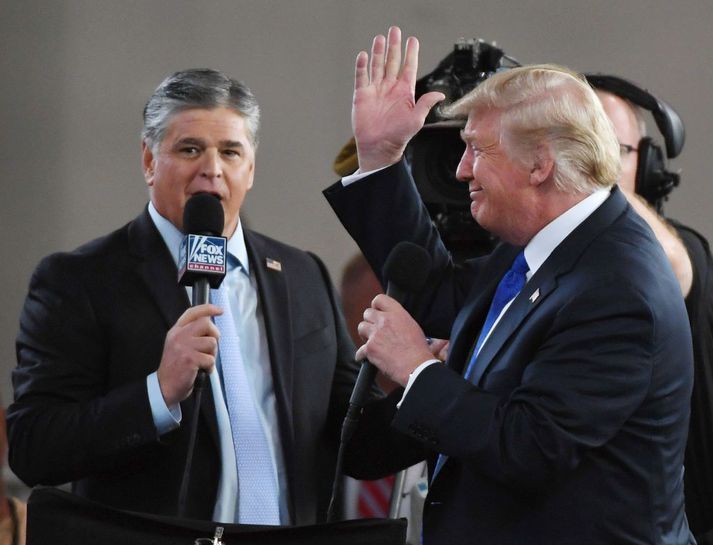 Trump setti fram framandlegar kenningar um kórónuveiruna í viðtali við vin sinn og ráðgjafa Sean Hannity (t.v.) í viðtali á Fox News í gær. Myndin er úr safni.