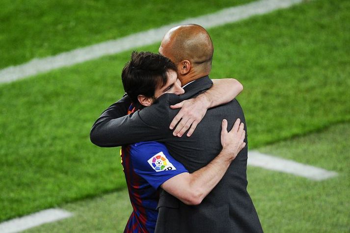 Lionel Messi faðmar Pep Guardiola í einum af lokaleikjum þeirra saman hjá Barcelona.