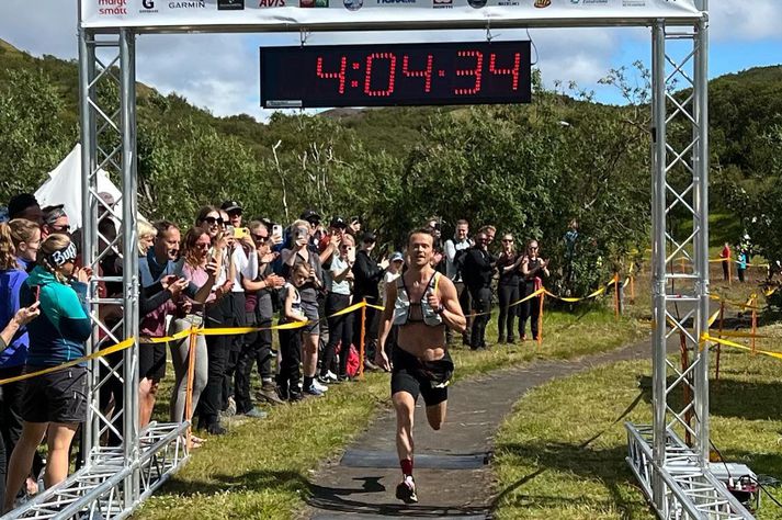 Arnar Pétursson kom í mark á glæsilegum tíma, 4:04:34.