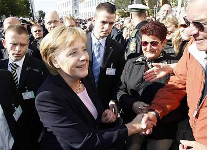 Angela Merkel á tali við stuðningsmenn.