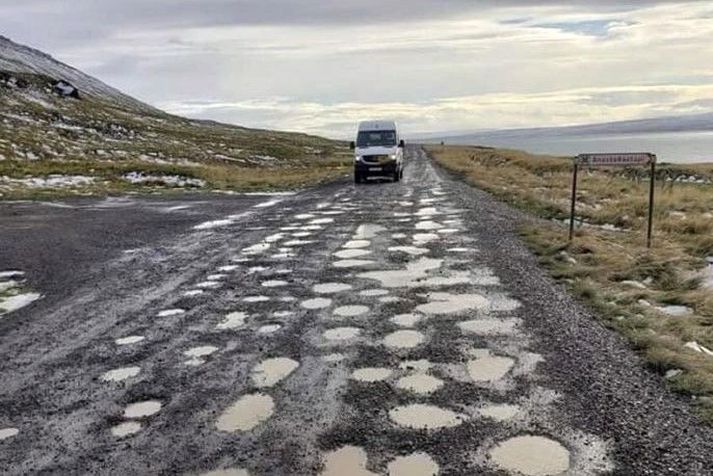 Frá Vatnsnesvegi við Ánastaðastapa. Þessi kafli fær núna bundið slitlag.