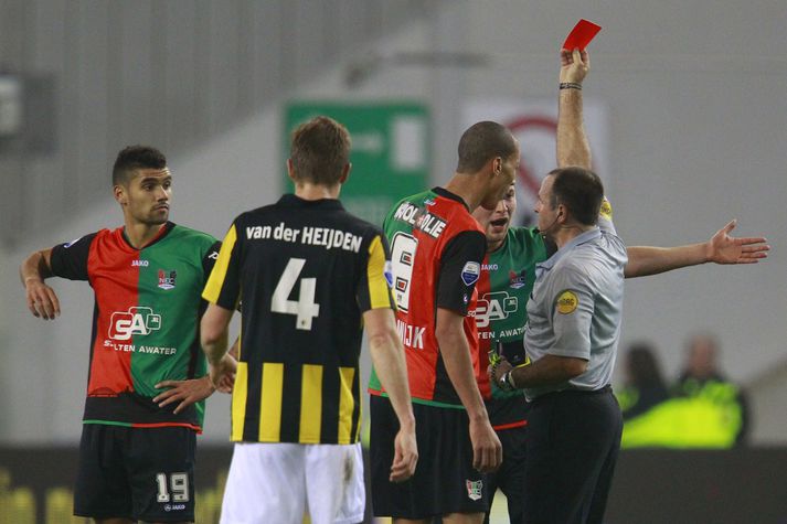 Guðlaugur Victor fær hér að líta rauða spjaldið í dag.