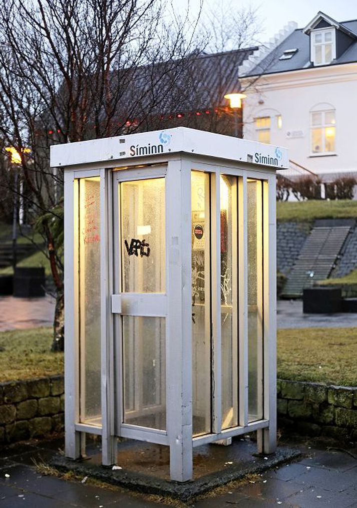 Afar fáir símaklefar eru til í dag, enda hefur almenningssímum fækkað mjög á síðustu árum. Síminn fær ekki bætt meint tap af rekstri slíkra síma í alþjónustu.