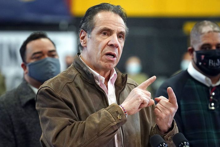 Andrew Cuomo, ríkisstjóri New York, hefur verið ásakaður af tveimur fyrrverandi starfsmönnum sínum um kynferðislegt áreiti.