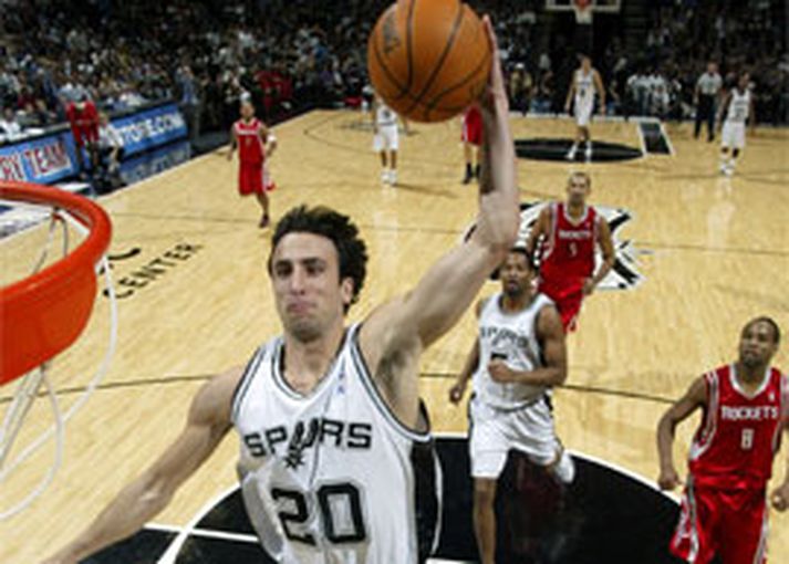 Manu Ginobili lék vel gegn Houston í nótt, skoraði 15 stig, hirti 7 fráköst og stal 4 boltum