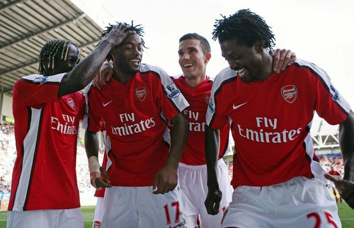 Emmanuel Adebayor fagnar marki með Alexandre Song og fleiri liðsfélögum hjá Arsenal.