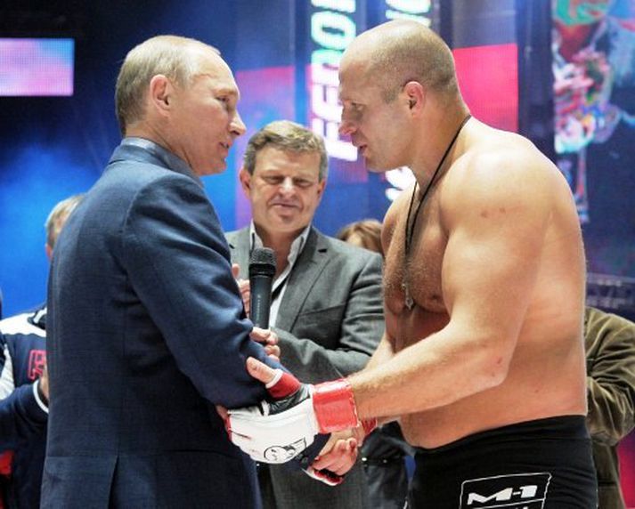 Pútín tekur í höndina á Fedor Emelianenko, bardagakappa.