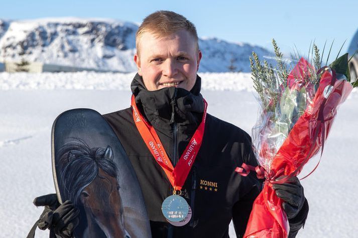 Óskar spyr hver sé raunveruleg ástæða brottrekstrar Konráðs.