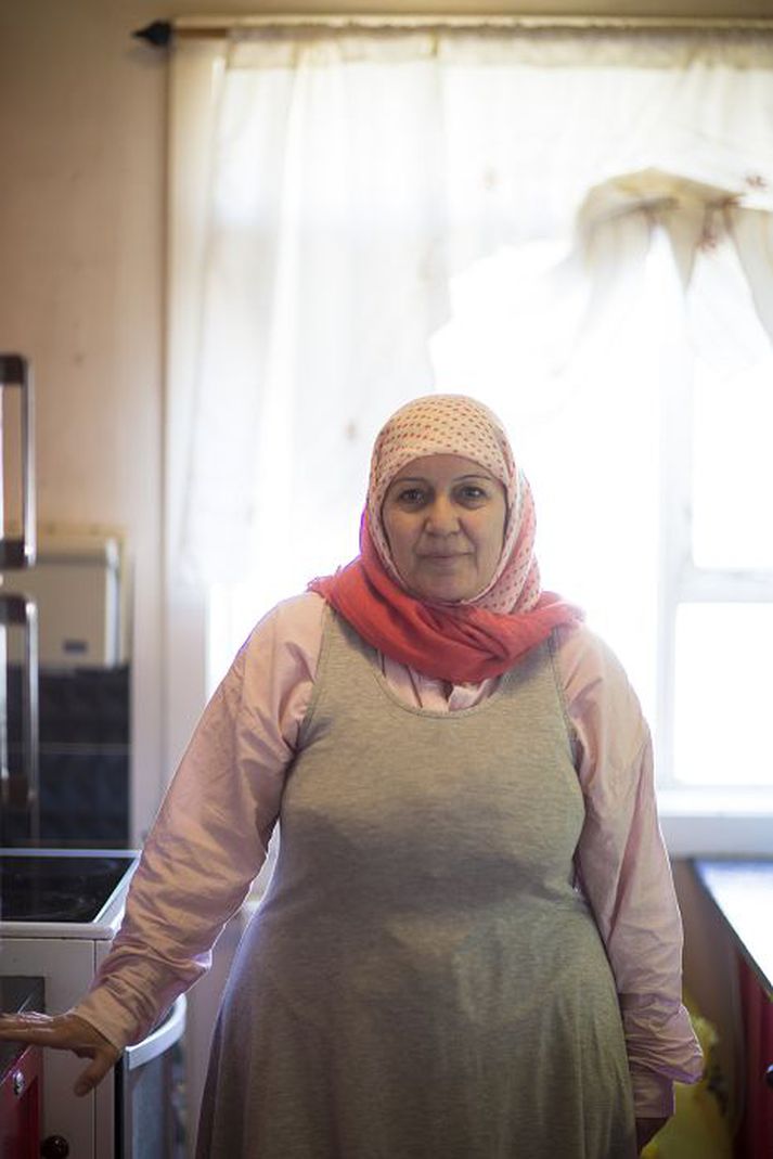 Hala fékk að lokum staðfestingu frá trúfélagi hér á landi. Eiginmaðurinn sótti hana. 