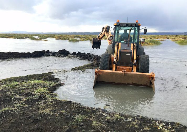 Notast hefur verið við gröfur í dag til að búa til varnargarð ofan við Þjóðveg 1 rétt ofan við Kirkjubæjarklaustur.