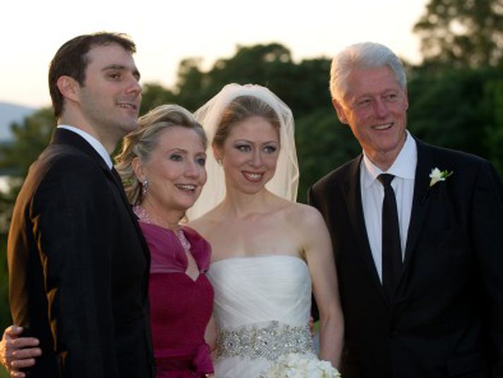 Marc, Hillary, Chelsea og Bill stilltu sér upp fyrir ljósmyndara í brúðkaupinu í gær.