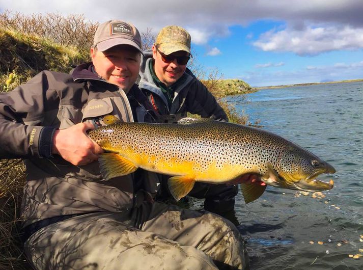 Eiríkur með urriðann úr Ytri Rangá