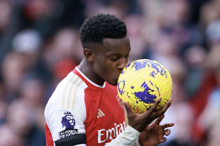 Eddie Nketiah tekur boltann með sér heim eftir sigur Arsenal.