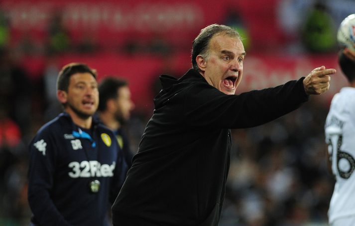 Bielsa hress á hliðarlínunni í kvöld.