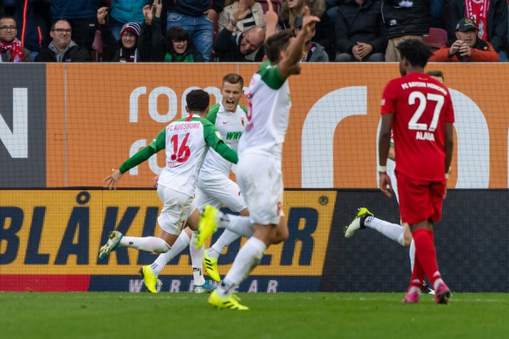 Alfreð Finnbogason fagnar marki sínu á móti Bayern München á síðustu leiktíð.