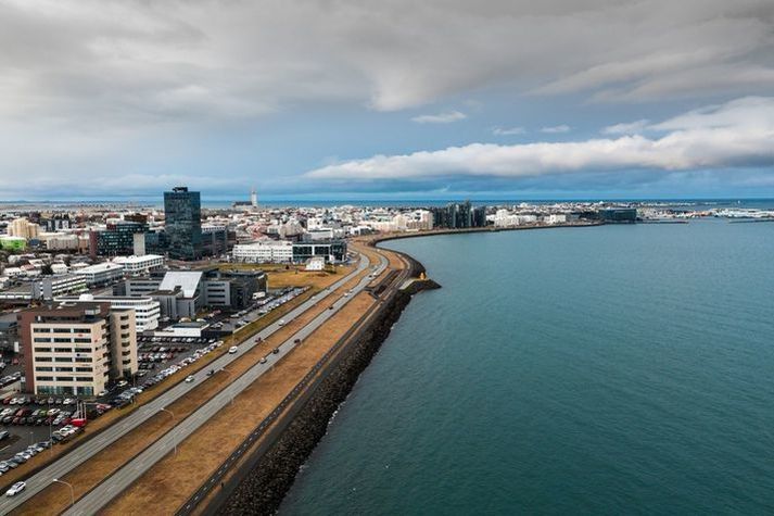 Strætisvagninn var á leið þrjú og var á leiðinni á Hlemm þegar atvikið átti sér stað á Sæbrautinni við Olís-stöðina við Skúlagötu.