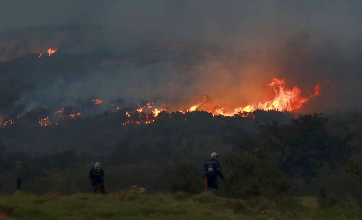 Eldur logar í hlíðum Borðfjalls. Gróðureldar í fjöllum í kringum Höfðaborg eru sagðir algengir á heitum og þurrum sumrum en þeir magnast stundum upp í miklum vindi.