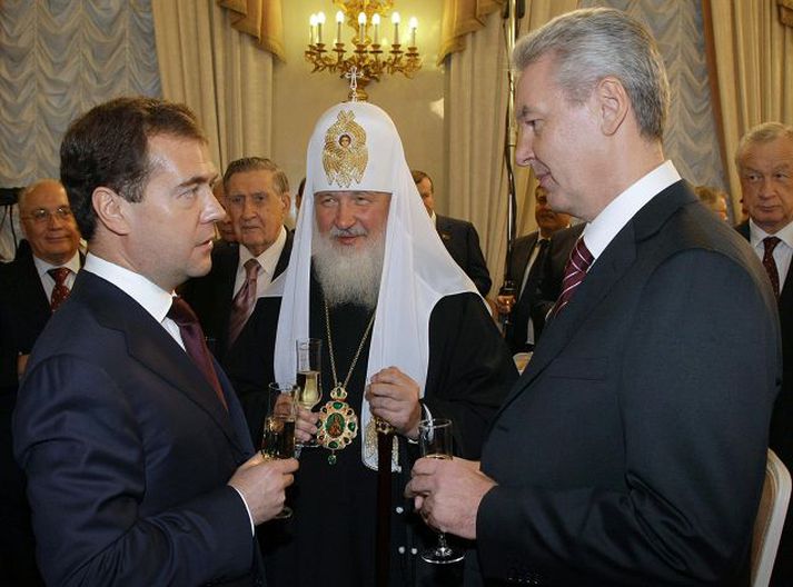 Dmitrí Medvedev forseti, Kirill patríarki og Sergei Sobjanín að lokinni vígsluathöfn borgarstjórans.
nordicphotos/AFP