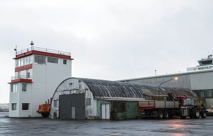 Gamli flugturninn er friðaður og minjavernd telur að braggann við hliðina og flugskýlið þar á bak við eigi að vernda líka. Flugvallarmenn vildu nota plássið til að reisa stóra tækjageymslu.
