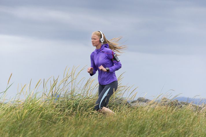 Engar líkur eru á því að þessi hlaupari sé að hlusta á Mizuno enda var lagið bara að koma út.