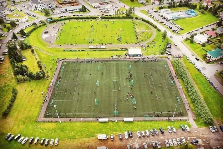 Framkvæmdir við íþróttavöllinn á Húsavík, sem er kenndur við PCC, hófust í maí. Ætlunin er að halda þeim áfram þótt dregið verði verulega úr framkvæmdum og fjárfestingum í Norðurþingi í ár.