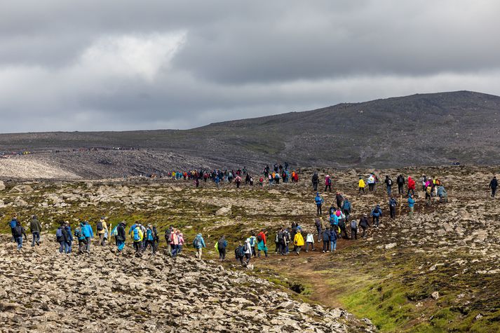 Ferðamenn á leið að sjá eldgosið í  Meradölum við Fagradalsfjall 2022.