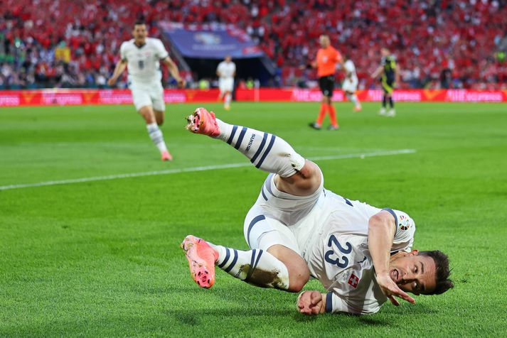 Xherdan Shaqiri fagnaði marki sínu með svolítið sérstökum hætti.