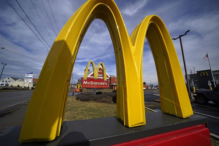Forsvarsmenn McDonald's segja að neikvæði í garð Bandaríkjamanna í Kanada og víðar virðist ekki hafa haft slæm áhrif á keðjuna.
