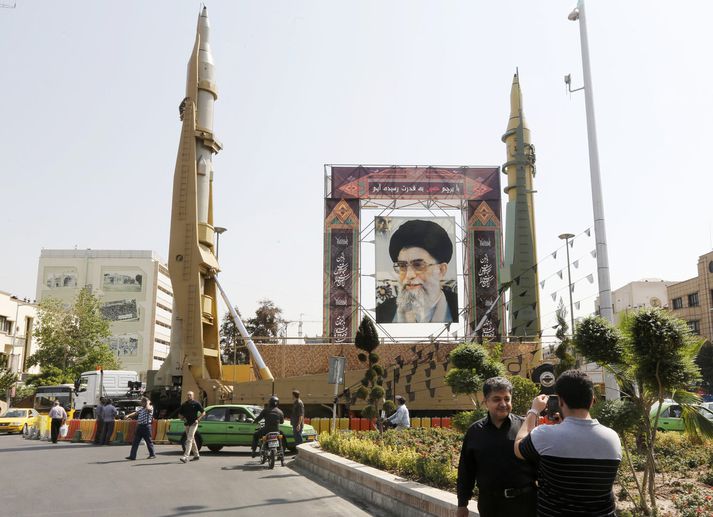 Íranskar eldflaugar gnæfa yfir risavaxinni mynd af æðstaklerkinum Khamenei.