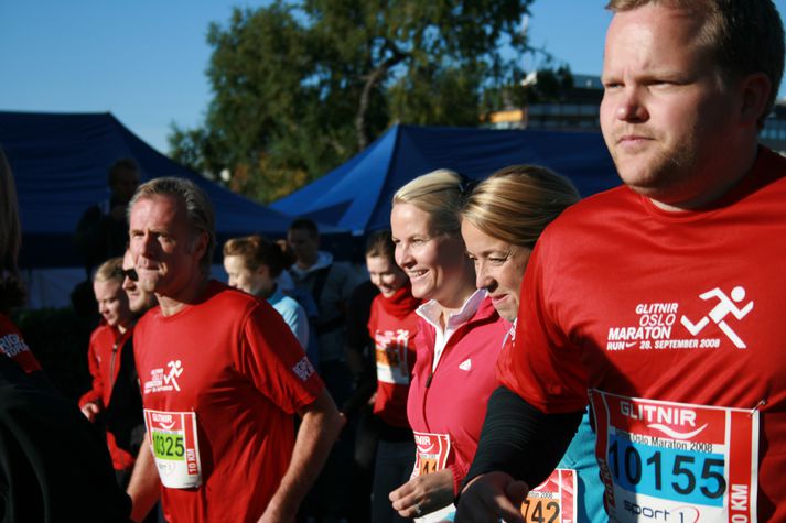 Mette Marit er þessi ljóshærða fyrir miðju.