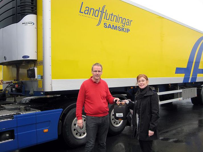 Fríða Björg Leifsdóttir, umboðsaðili Lifepack-hjartastuðtækjanna, afhendir Inga Þór Hermannssyni, forstöðumanni Landflutninga, fyrsta tækið.