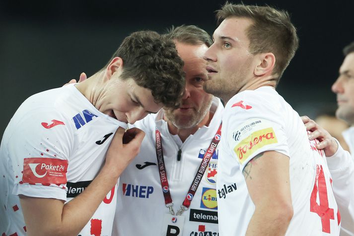 Dagur Sigurðsson ræðir málin við leikmenn sína.