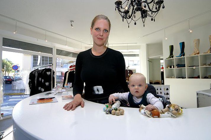 Kristína Berman og Úlfrún Kristínudóttir. Kristína segir Úlfrúnu vera í starfsþjálfun hjá Verksmiðjunni og hefur þessi sjö mánaða dama þegar vakið nokkra athygli fyrir störf sín.
