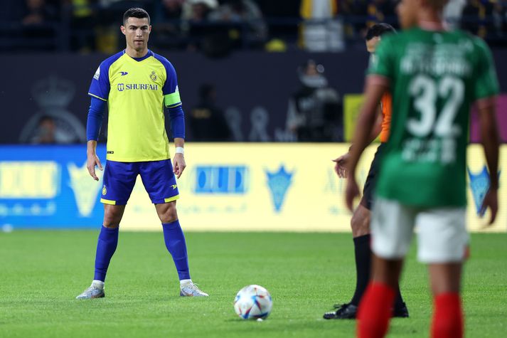 Cristiano Ronaldo undirbýr sig fyrir það að taka aukaspyrnu fyrir lið Al Nassr.