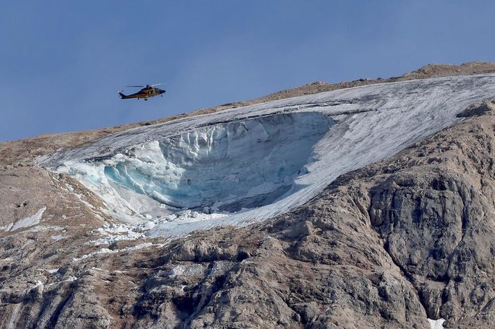 Hlaupið var úr jöklinum Punta Rocca á fjallinu Marmolada eftir að hiti hafði náð ítrekað náð rúmum tíu gráðum í þrjú þúsund metra hæð.
