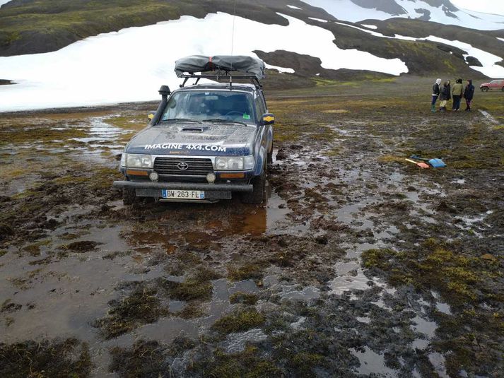 Mennirnir fóru á tveimur jeppum utanvegar austan við Kerlingarfjöll, skammt frá fjallinu Loðmundi.