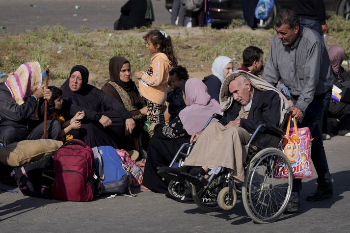 Palestínskir flóttamenn sem flúðu suðurhluta Gasa strandar í dag. 