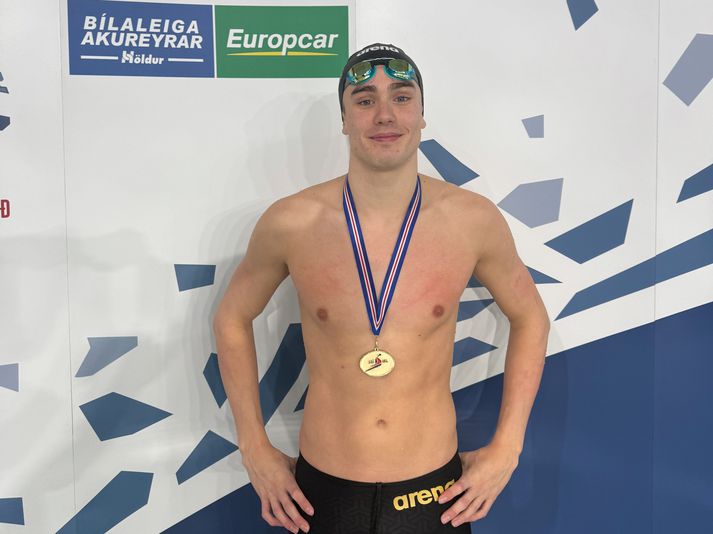 Birnir Freyr Hálfdánarson á Íslandsmetið í 100 metra flugsundi í bæði 25 metra laug og í 50 metra laug. Hann bætti 19 ára gamalt Íslandsmet Arnar Arnarsonar í vor.