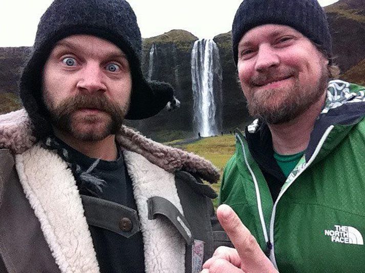 Guðjón Þorsteinn Pálmarsson hefur hlýtt John Grant yfir í íslenskunámi hans. Hér eru þeir við Seljalandsfoss í fyrra.