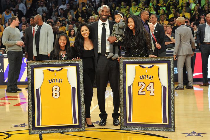 Kobe Bryant með eiginkonu sinni Vanessu Bryant og þremur af dætrunum þeim Giannu Mariu Onore Bryant, Nataliu Diamante Bryant og Bianku Bellu Bryant. Sú fjórða var ekki fæddi þegar treyjur hans fóru upp í rjáfur á Staples Center.