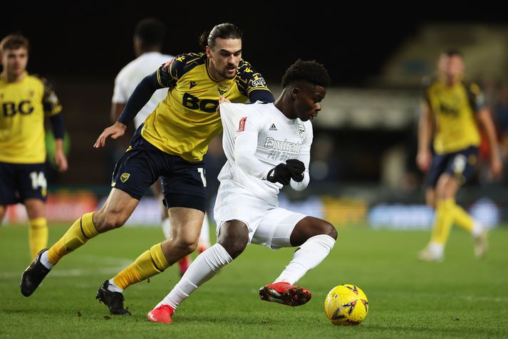 Ciaron Brown er grunaður um að hafa viljandi nælt sér í gult spjald í bikarleiknum gegn Arsenal á mánudaginn. Hann er hér í baráttu við Bukayo Saka.