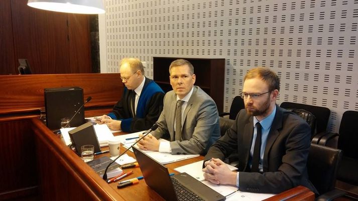 Hannes Smárason (centered) with his law team during the trial in January.